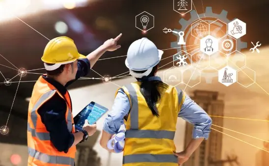 Profissionais de engenharia planejando a obra com tecnologia